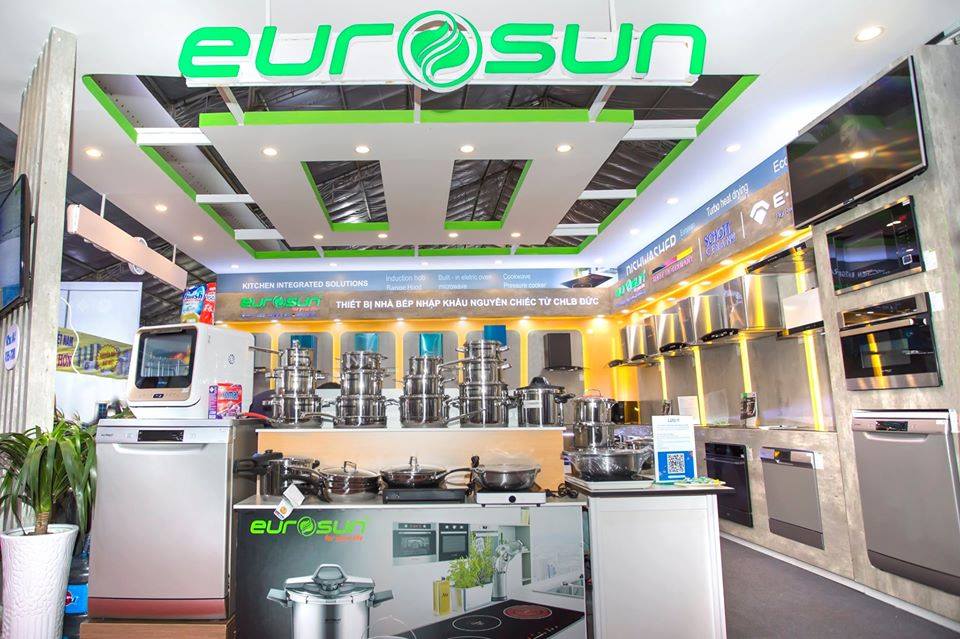 Thương hiệu Eurosun bày mẫu giới thiệu với khách tại triển lãm